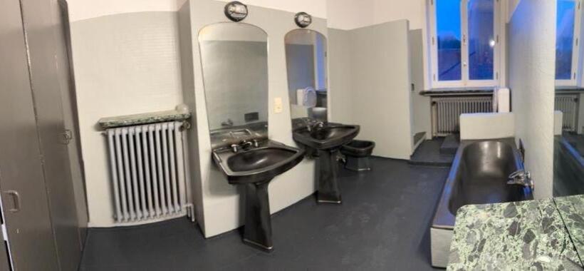 חדר משפחתי, Ces Home