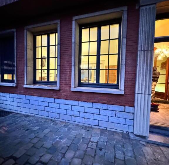 חדר משפחתי, Ces Home