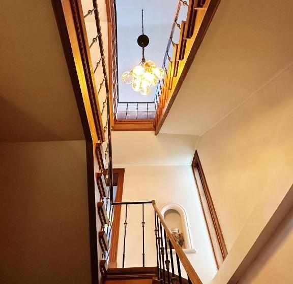 חדר משפחתי, Ces Home