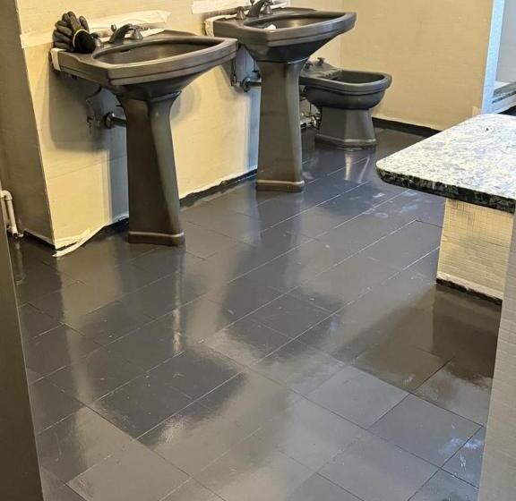 חדר משפחתי, Ces Home