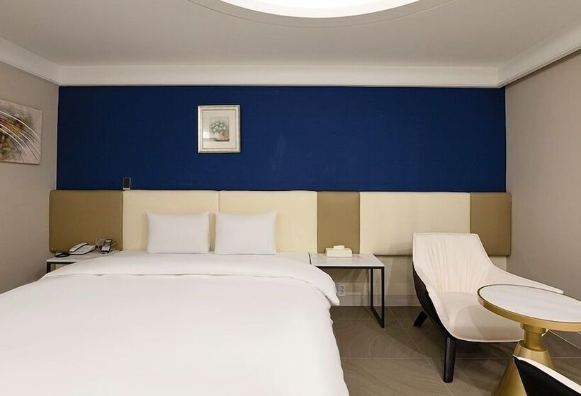 高级大房间, The One