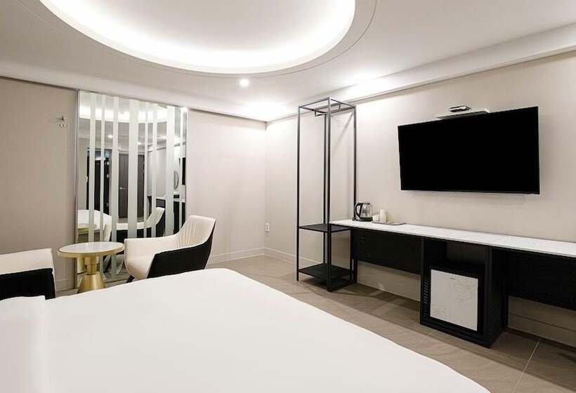 高级大房间, The One