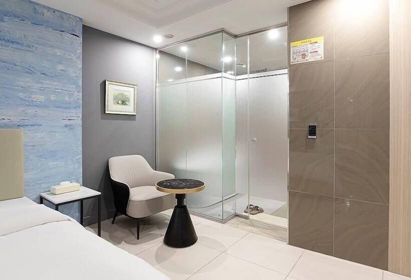 高级大房间, The One