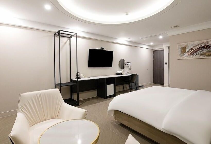 高级大房间, The One