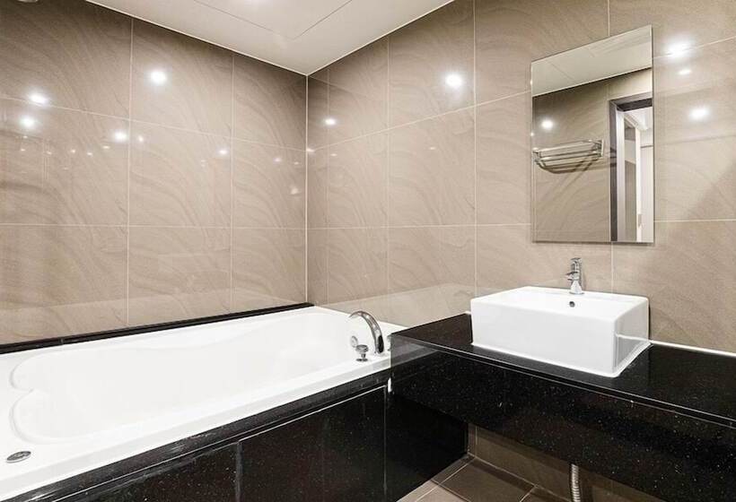 高级大房间, The One