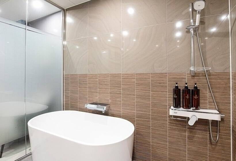 高级大房间, The One