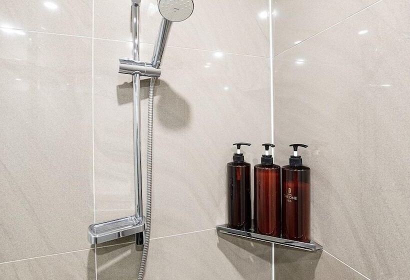 高级大房间, The One