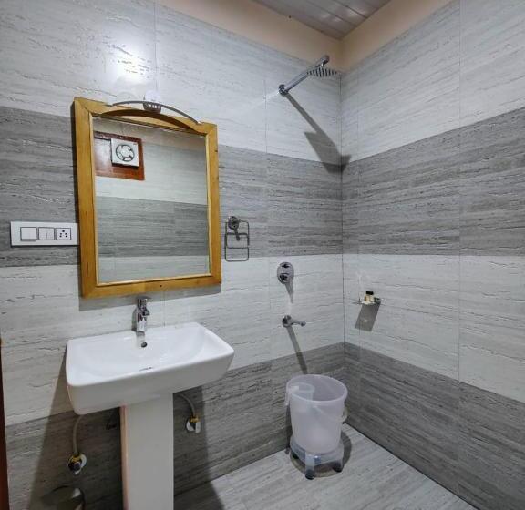 غرفة قياسية سرير كينج, The Woodpecker Inn Jibhi