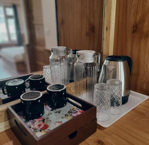 غرفة كلاسيكية رباعية, The Woodpecker Inn Jibhi