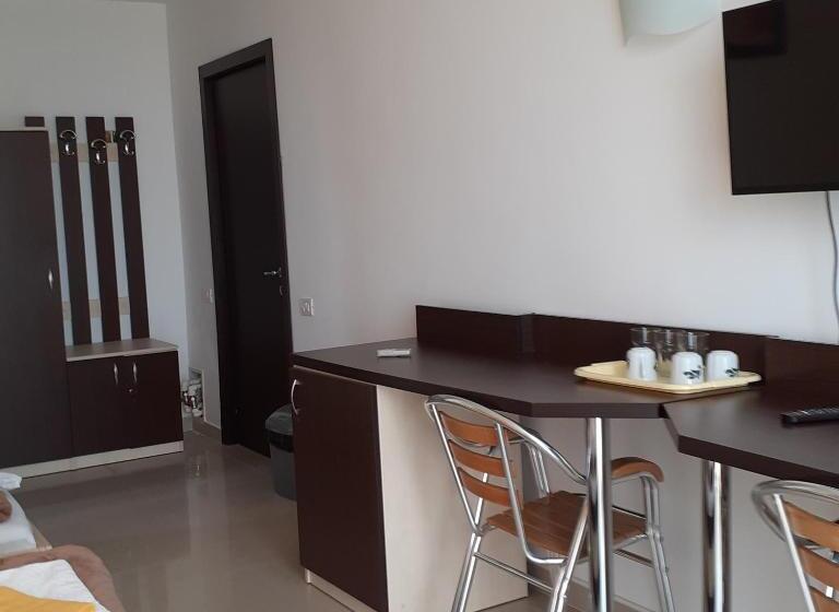 غرفة قياسية ثلاثية مطلة علي الحديقة, Green House