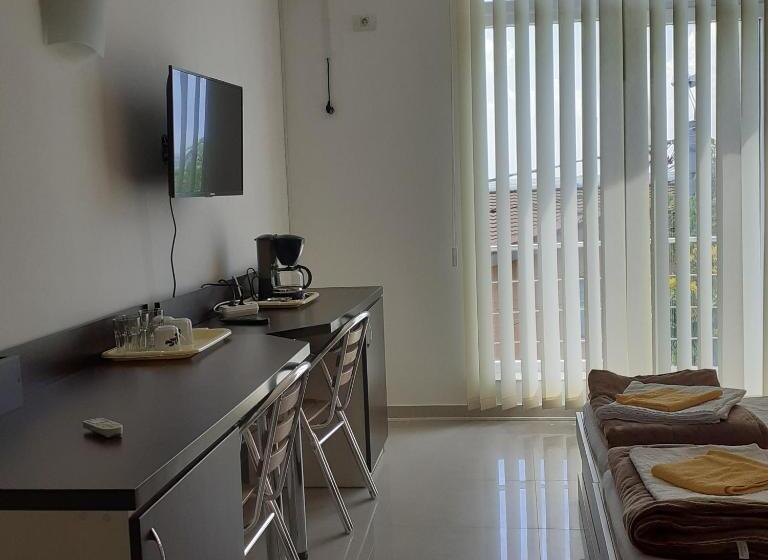 غرفة قياسية ثلاثية مطلة علي الحديقة, Green House