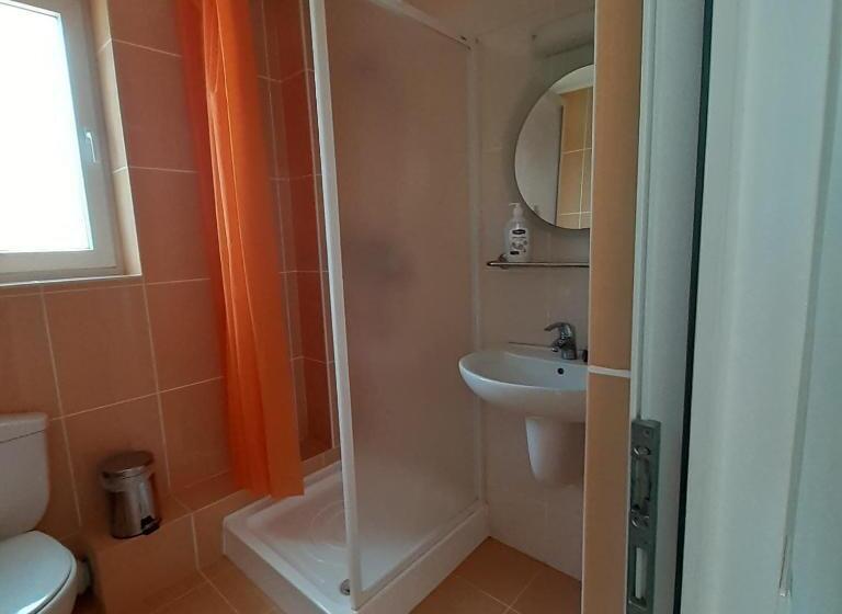 غرفة قياسية ثلاثية, Green House