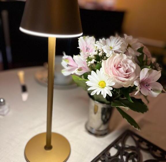 اتاق لوکس, Antique1242 British Bed & Breakfast
