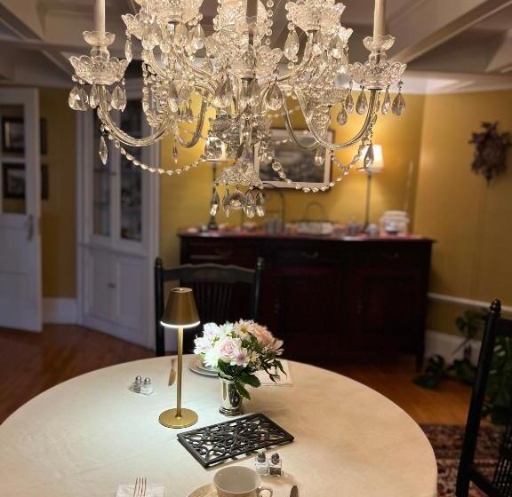 اتاق لوکس, Antique1242 British Bed & Breakfast