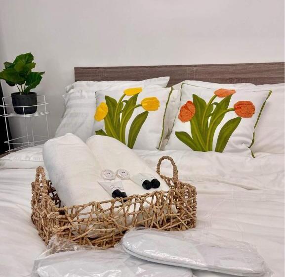 سوییت لوکس, Azure Sand Castle Staycation