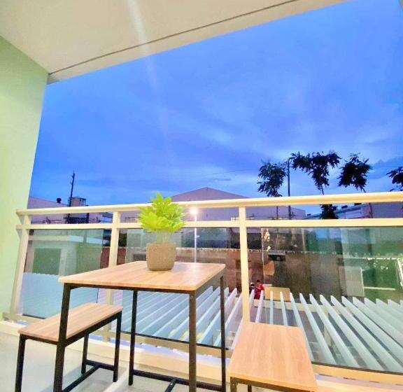 سوییت لوکس, Azure Sand Castle Staycation