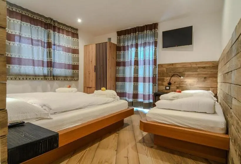 Standard Kolmen Hengen Huone, Abete Rosso