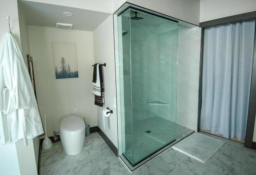 غرفة قياسية ثلاثية مزودة بشرفة, Roundhouse Grotto