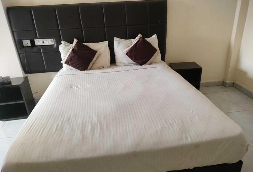 三人经典房间, Oyo Flagship Hotel Bommarillu