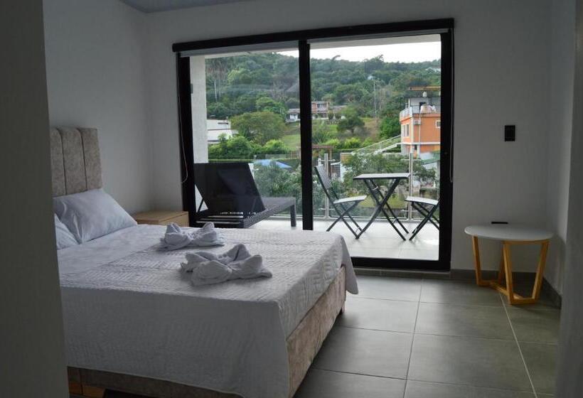 غرفة ديلوكس مزودة بشرفة, Guacamayas Resort Vacation