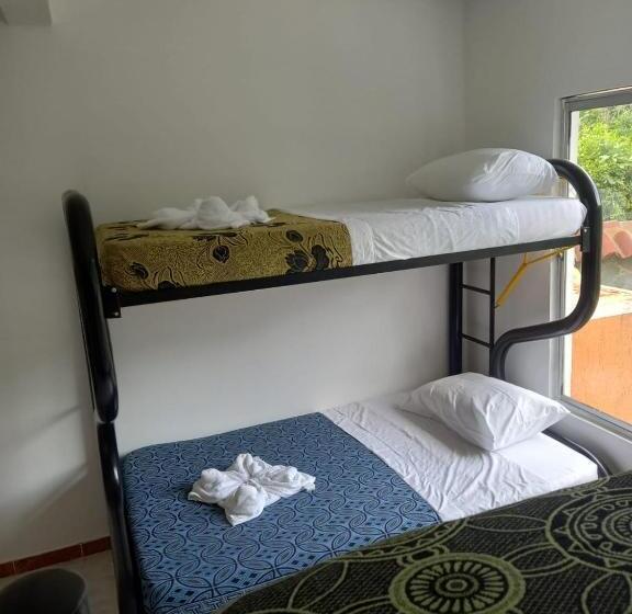 غرفة قياسية رباعية حمام مشترك, Guacamayas Resort Vacation