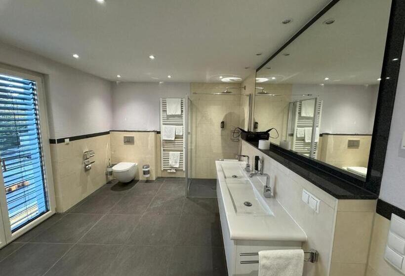Family Suite, Wal