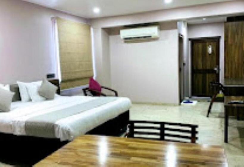 Номер Deluxe, Radhe Anand