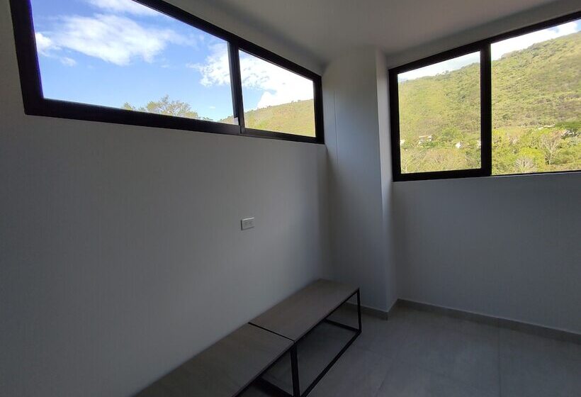 تختخواب در اتاق مشترک, Trip Monkey Del Río