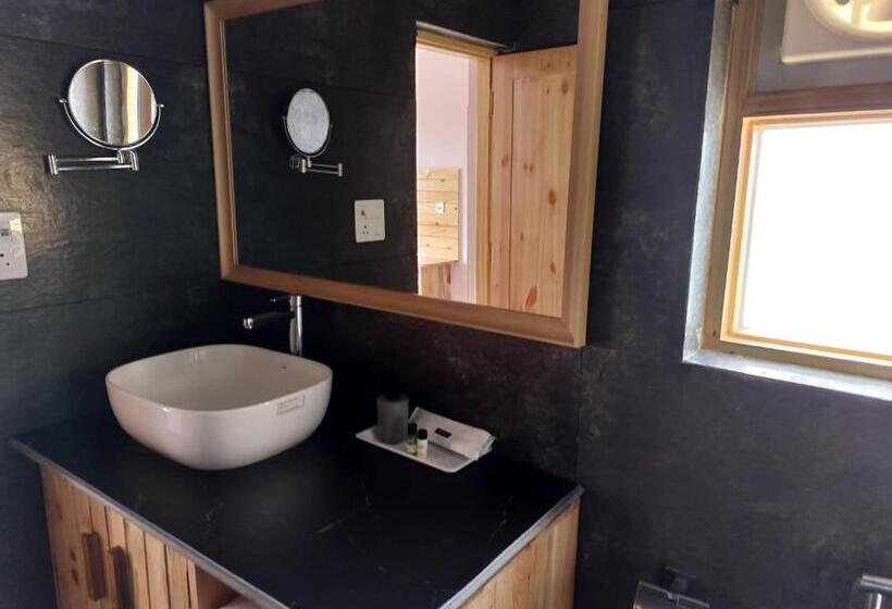 غرفة ديلوكس, Shepherds Of Dharamshala