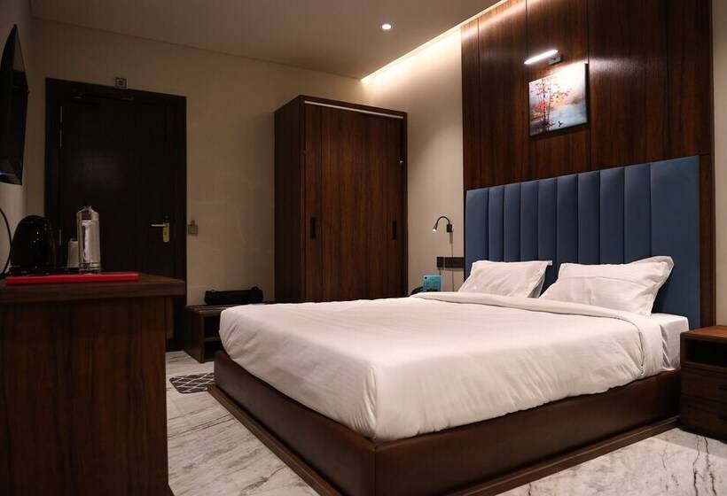 غرفة ديلوكس, All Starr Club