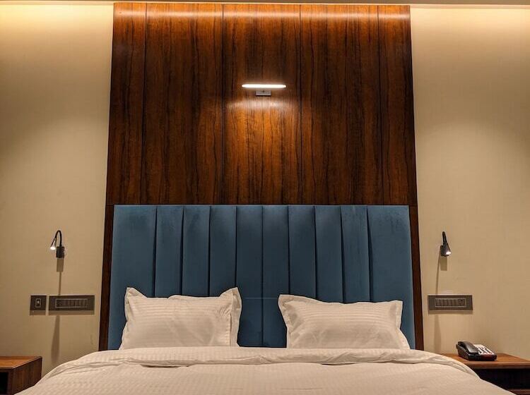 غرفة ديلوكس, All Starr Club