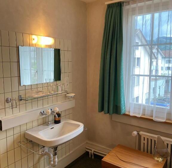 标准单人间, National