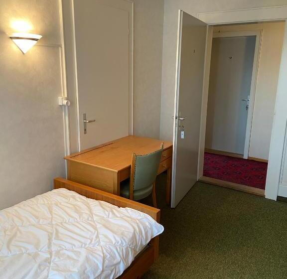 标准单人间, National