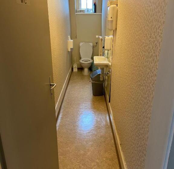 标准单人间, National