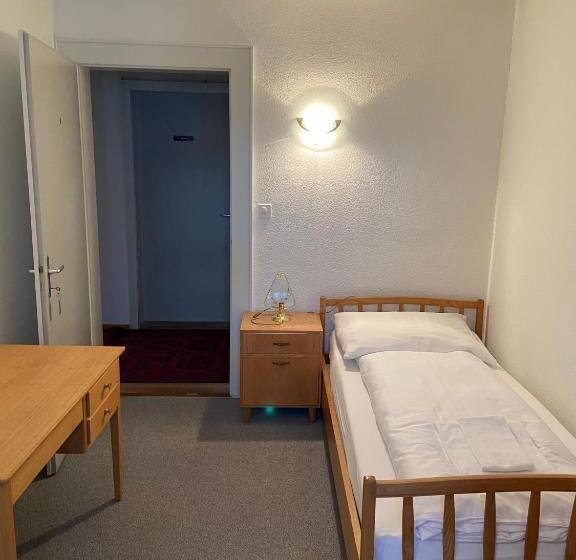 标准单人间, National