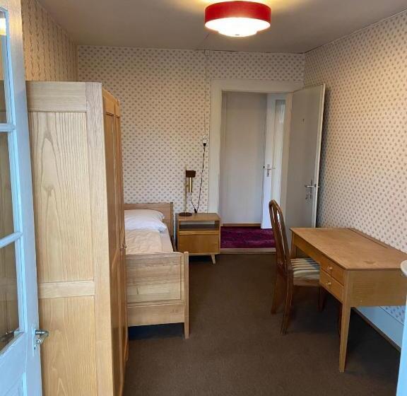 标准单人间, National