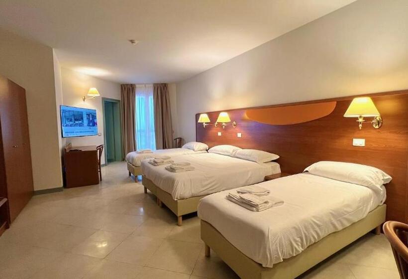 חדר לארבעה סטנדרטי עם מרפסת, Touring