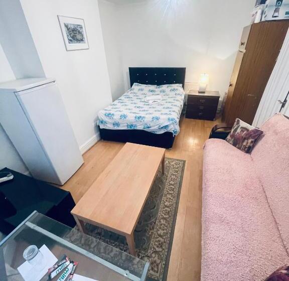 اتاق اکونومی, Mia Property   Two Mile Hill