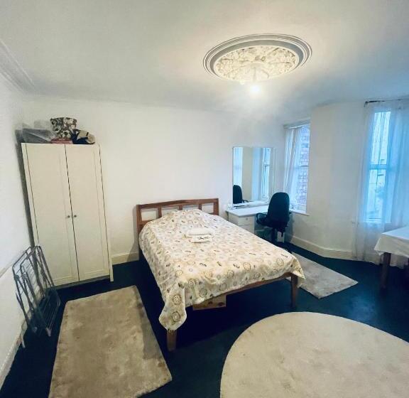 اتاق لوکس, Mia Property   Two Mile Hill