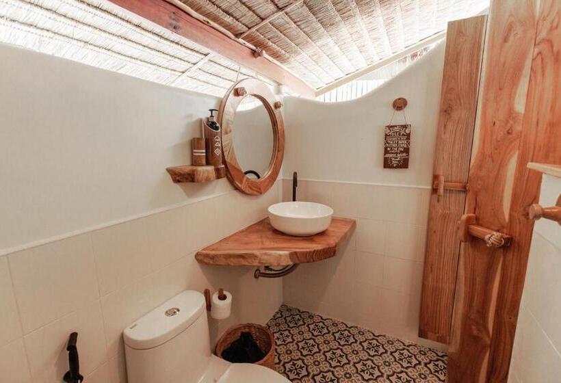 בקתה סטנדרטית, Whynam Beach