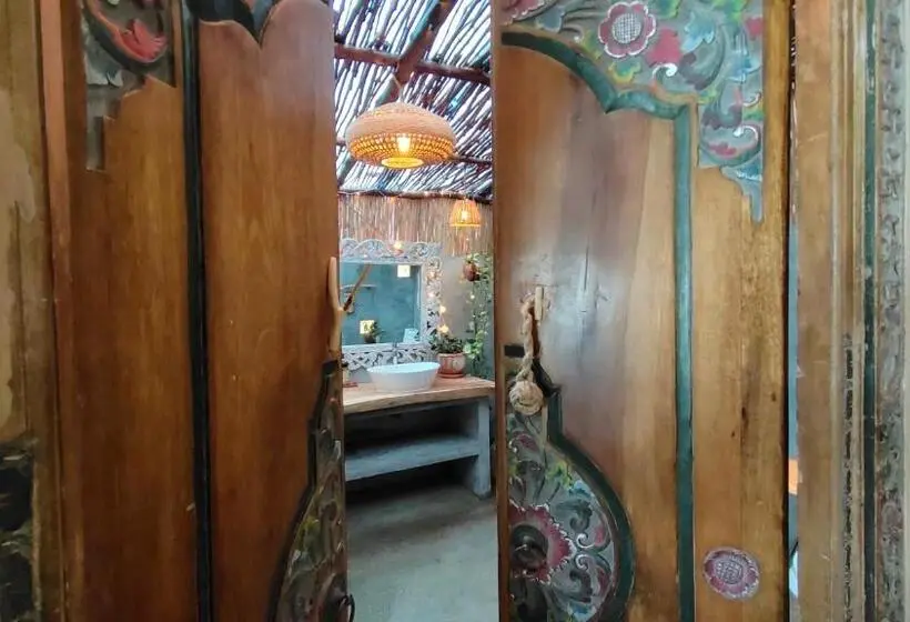 オーシャンビュースイート, Whynam Beach