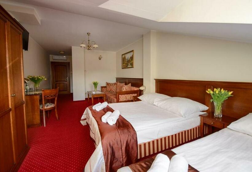 اتاق استاندارد سه نفره, Dworek Vesaria