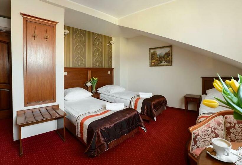 Quarto Triplo Estandar, Dworek Vesaria