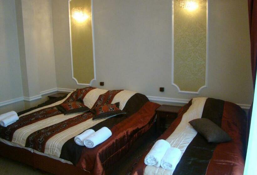 اتاق استاندارد سه نفره, Dworek Vesaria