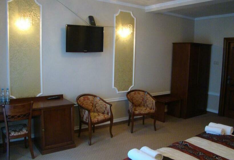 اتاق استاندارد سه نفره, Dworek Vesaria