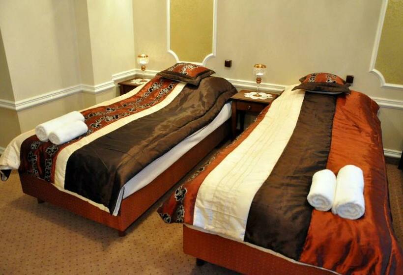 اتاق استاندارد سه نفره, Dworek Vesaria