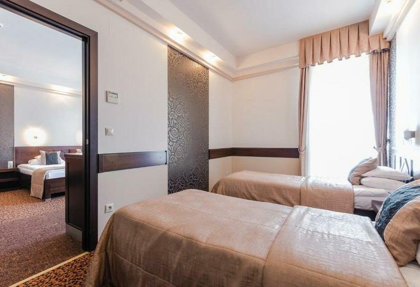 جناح جونيور عائلى, Hunguest Hotel Apollo