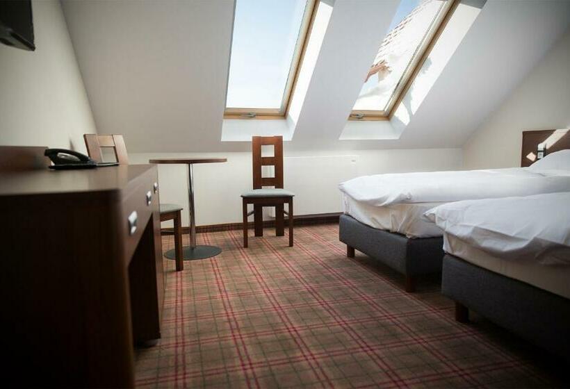 Quarto Estandar, Marusza