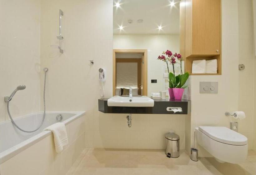 Classic room with balcony, Molo Residence