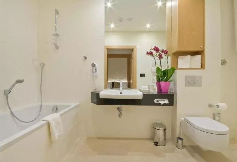 Classic room with balcony, Molo Residence